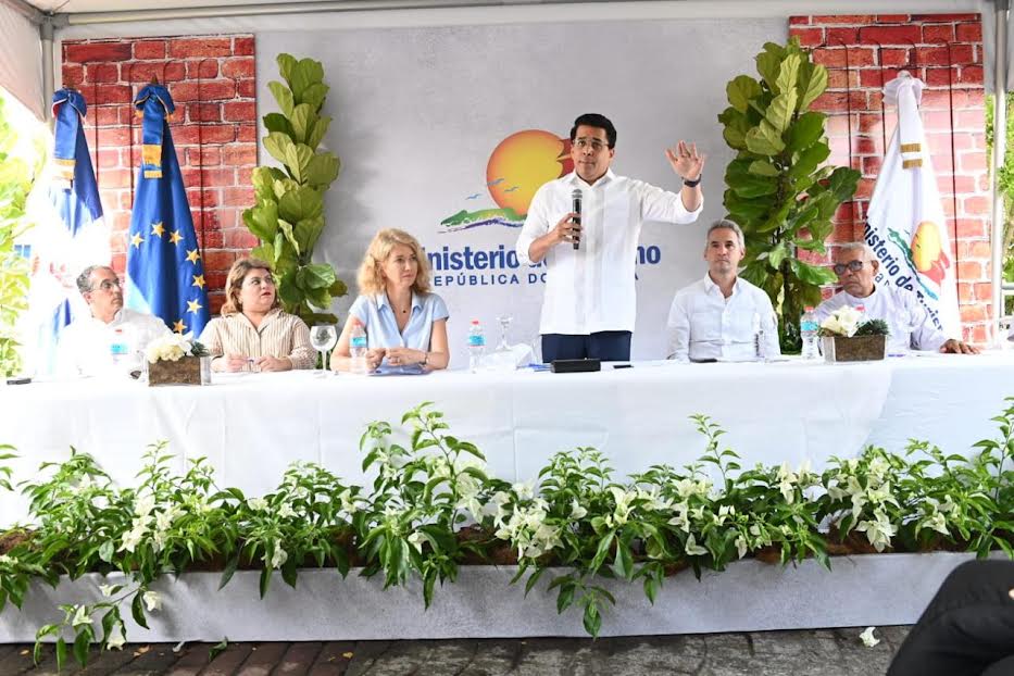 Ministro de Turismo inicia mejoramiento de viviendas en Ciudad Colonial