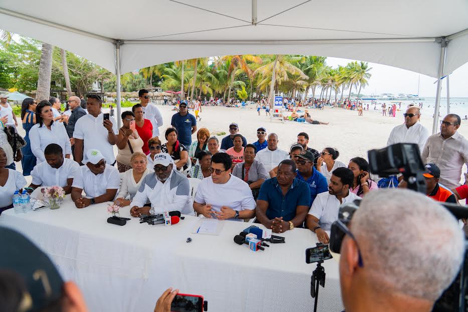 Ministro Collado firma acuerdo para la intervención de la playa y malecón de Boca Chica