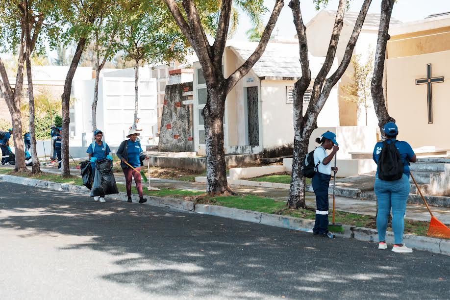 Alcaldía del DN refuerza trabajos en cementerios por Día de los Padres
