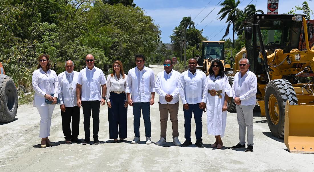 Ministro Collado deja iniciados trabajos reconstrucción vía acceso playa Teco, Puerto Plata
