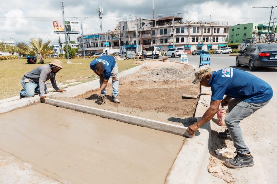 Alcaldía del DN reconstruye aceras de la rotonda de avenida Los Próceres
