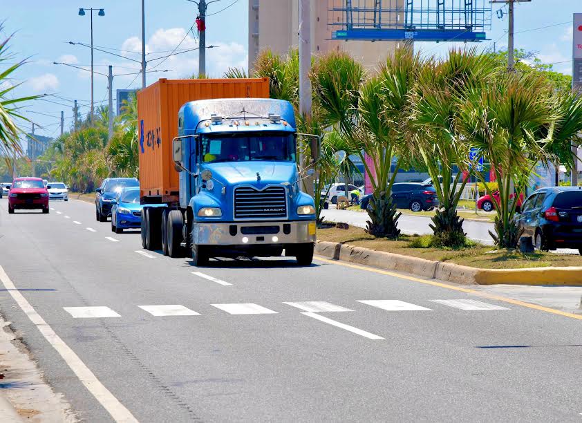 INTRANT llama a transportistas a circular por el carril derecho