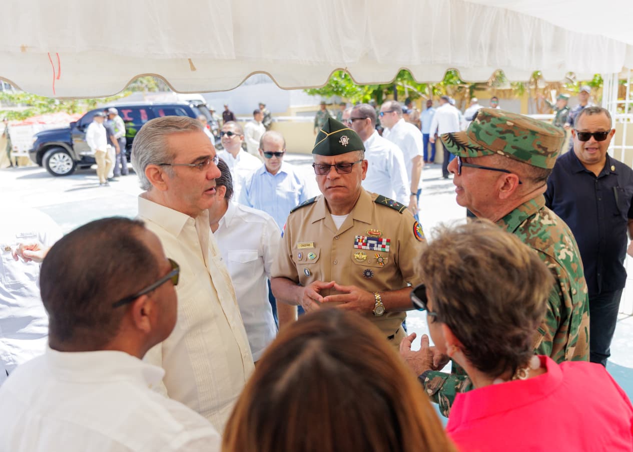 Abinader supervisa operativo médico del Ministerio de Defensa en beneficio de 2,500 personas