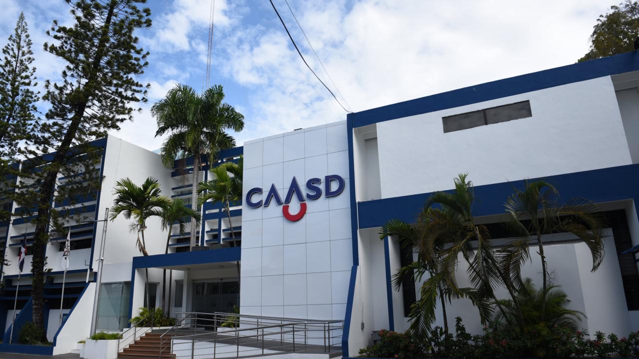 CAASD repara avería por lluvias que afecta agua en Las Praderas