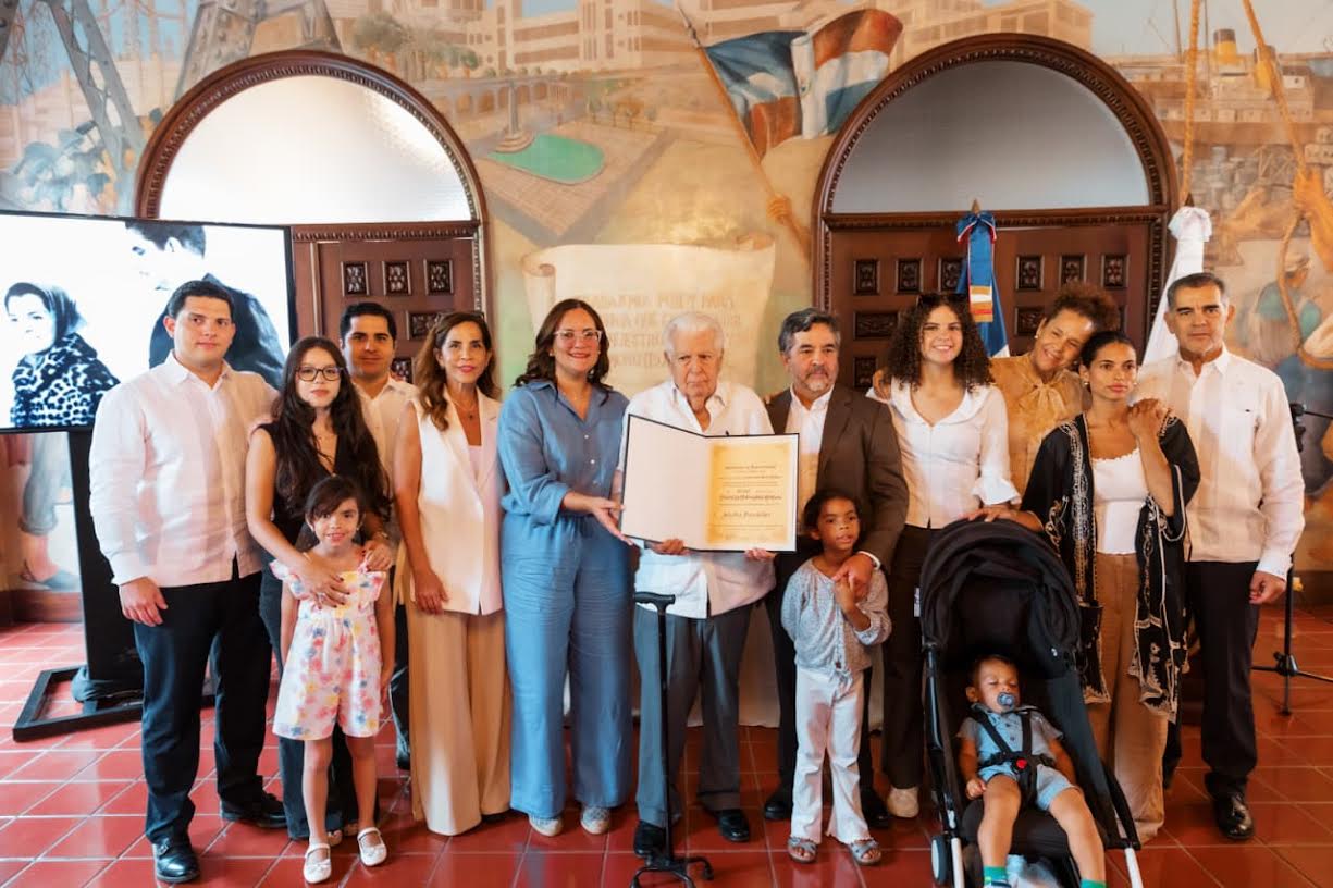 Alcaldía del DN reconoce a Arlette Fernández como munícipe distinguida de manera póstuma