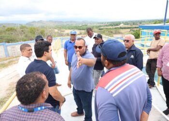 Wellington Arnaud se reune con comunitarios de Azua