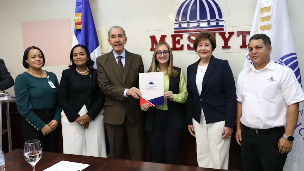 MESCyT entrega 50 becas a estudiantes del Instituto Global