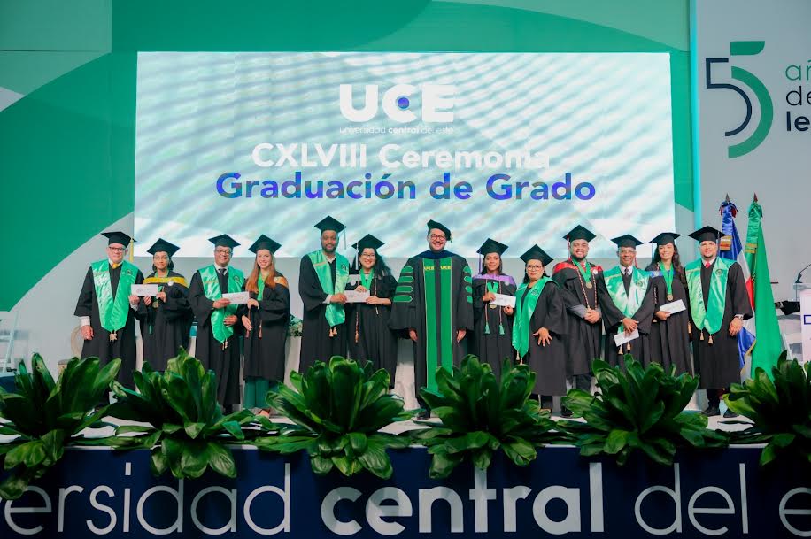 La UCE inviste a 1,459 nuevos profesionales en grado, posgrado y técnico superior