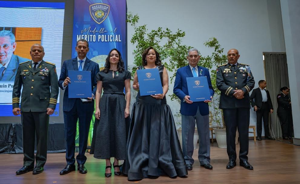 Gómez Mazara recibe Medalla al Mérito Policial por aportes tecnológicos