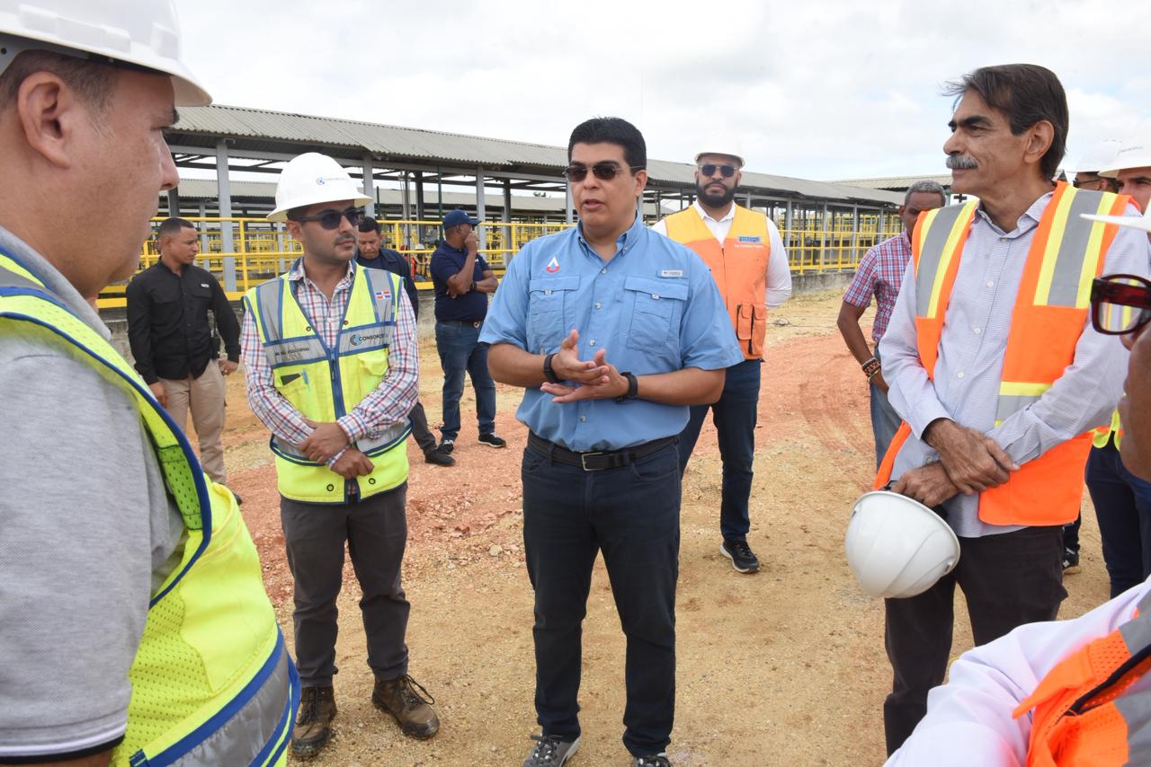 Fellito Suberví supervisa ampliación del acueducto Barrera de Salinidad en SDE