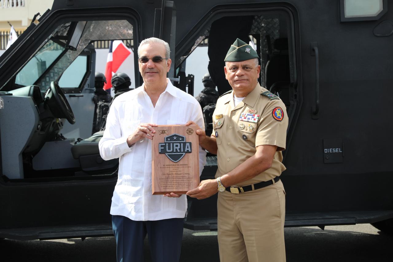 Abinader destaca transformación de las Fuerzas Armadas con primer blindado FURIA ensamblado en RD