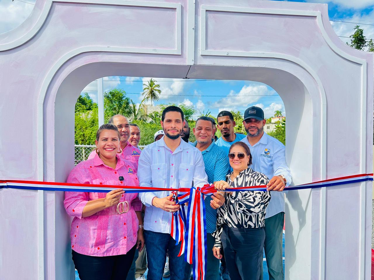 Alexander “El Hijo del Pueblo” entrega dos canchas reconstruidas en La Otra Banda