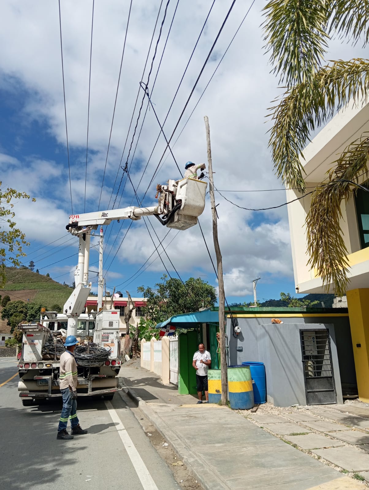 Edesur desarrolla amplio operativo de regularización en Nizao, San José de Ocoa