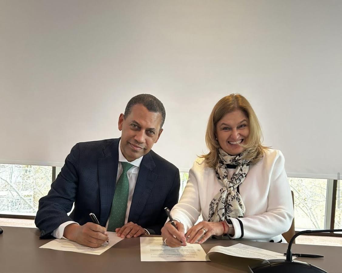 Indotel suscribe acuerdos con ASIET y CRC en Barcelona