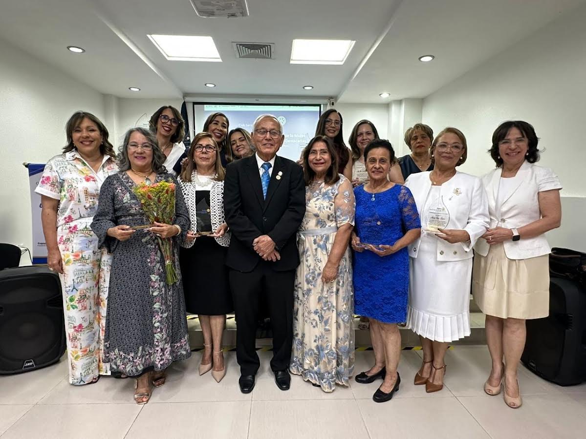 Club Rotario Santiago Monumental reconoce a la escritora Carmen Pérez Valerio
