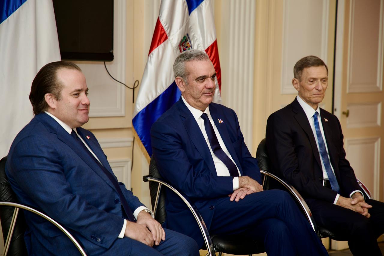 El presidente Luis Abinader comparte con dominicanos en París y reafirma apoyo a la diáspora