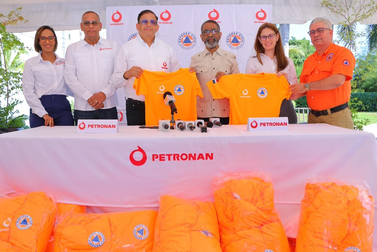 Defensa Civil recibe 3,000 t-shirts de Petronan para operativo Semana Santa 2026