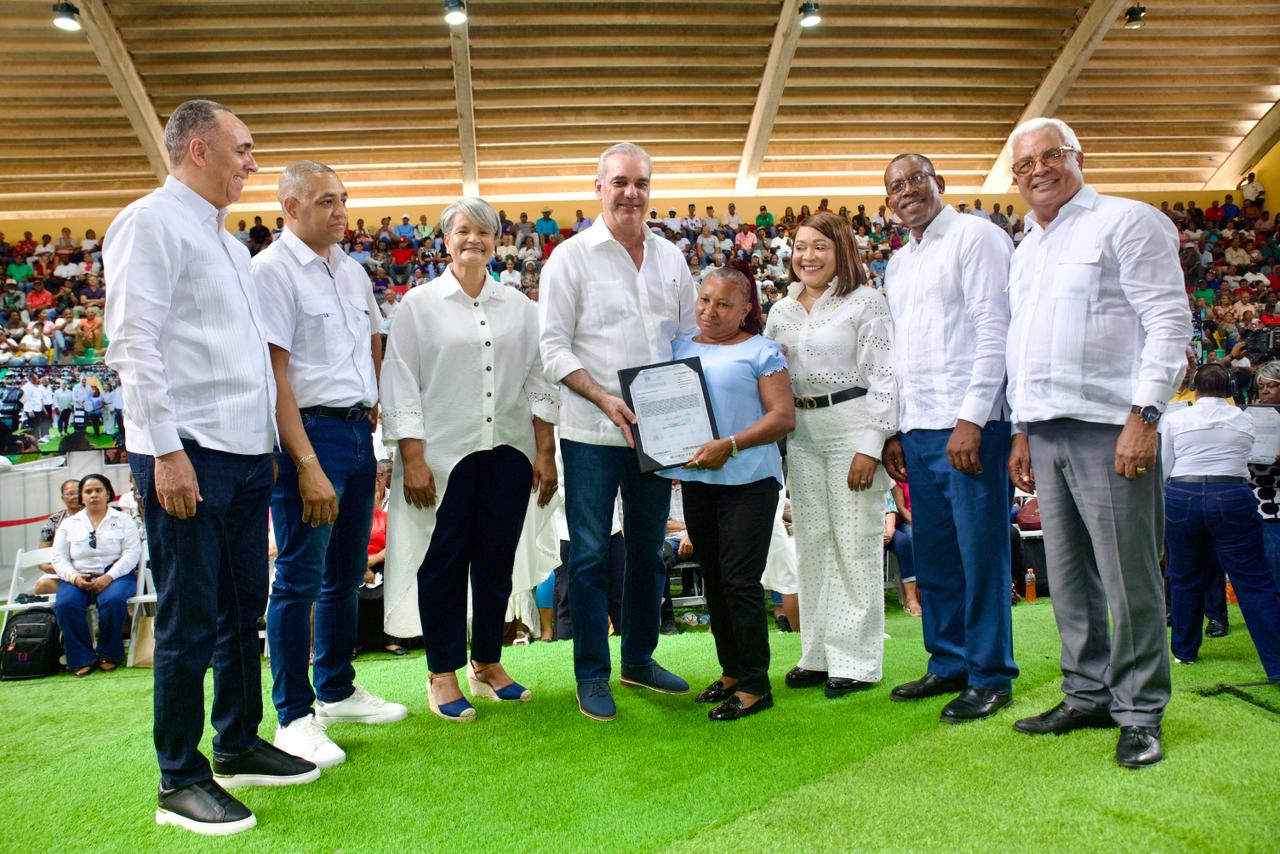 Luis Abinader entrega 2,315 títulos en San Pedro de Macorís