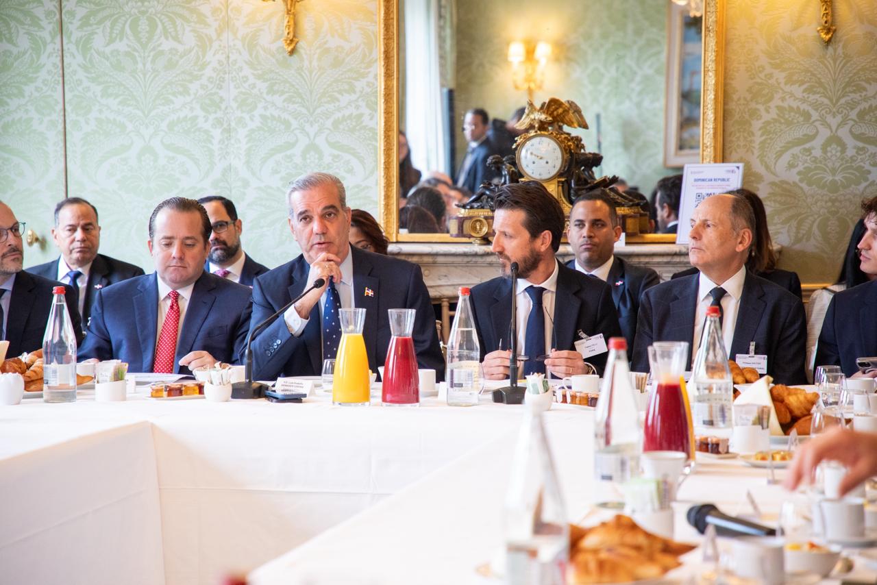 El presidente Luis Abinader se reúne con empresarios franceses sobre inversión en RD
