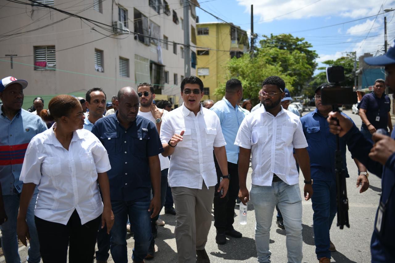 Fellito Suberví interviene Guachupita con equipos y personal