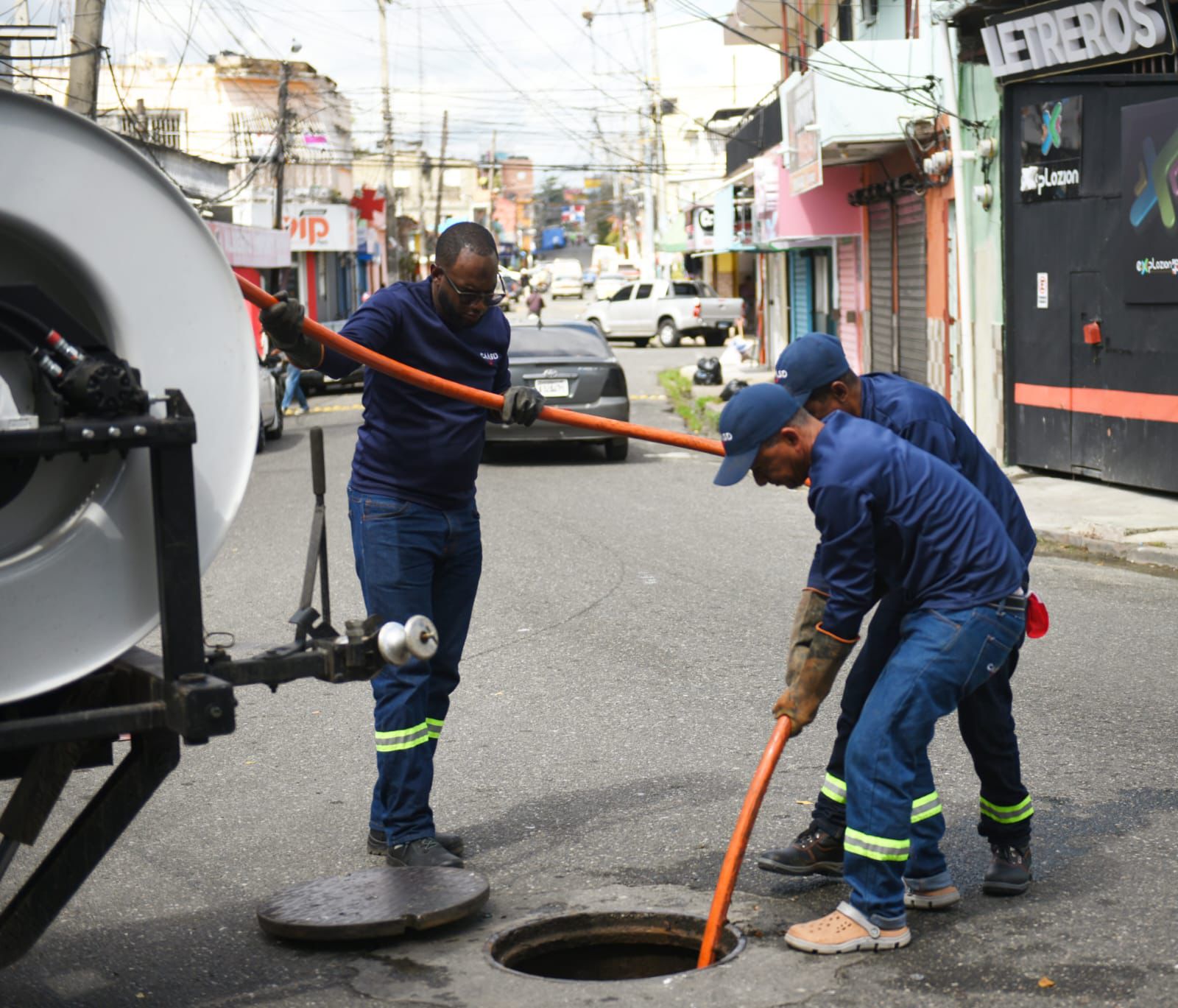 Hidrosuccionadores de la CAASD resuelven graves problemas de taponamiento en sistema sanitario