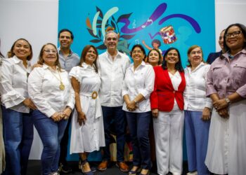 Presidente Abinader recorre Feria Regional del Libro Santiago 2026 y llama a la población a visitarla