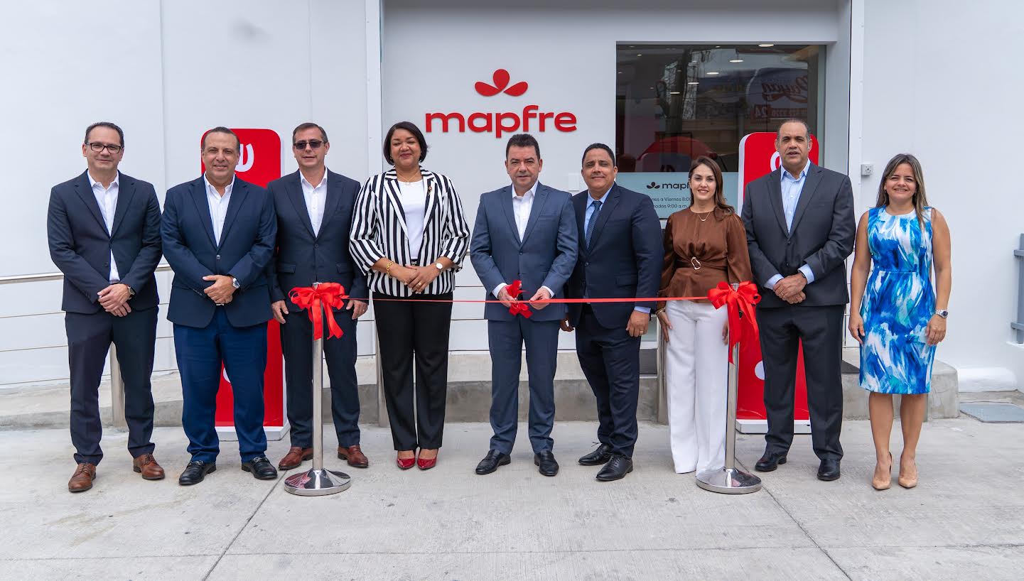 Mapfre inaugura nueva oficina unificada en Baní para mejorar servicios a clientes