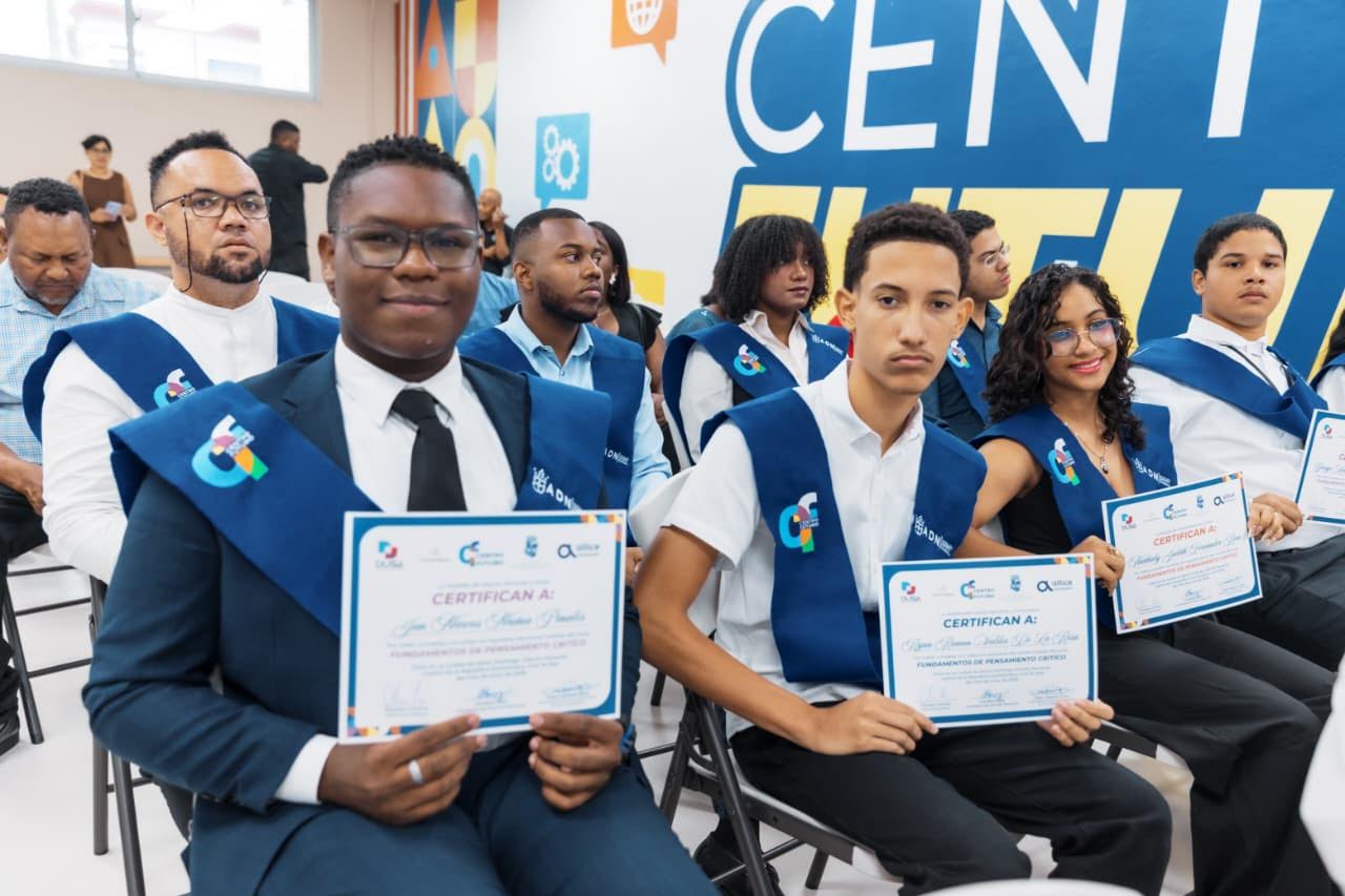 Alcaldesa Mejía entrega certificados a 56 jóvenes graduados del programa ‘Futuro de Esperanza’