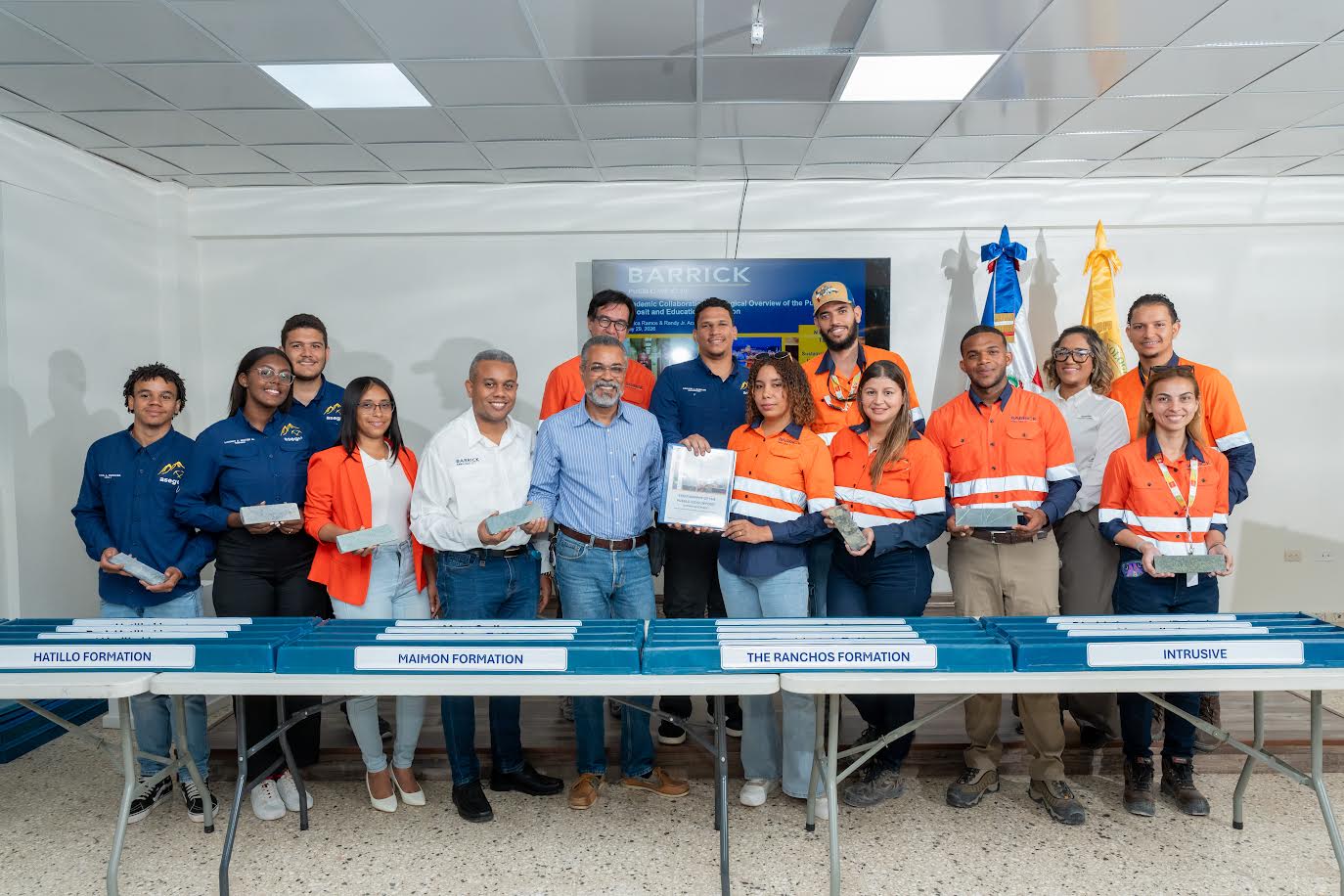 Barrick Pueblo Viejo dona equipos de Geología a UTECO