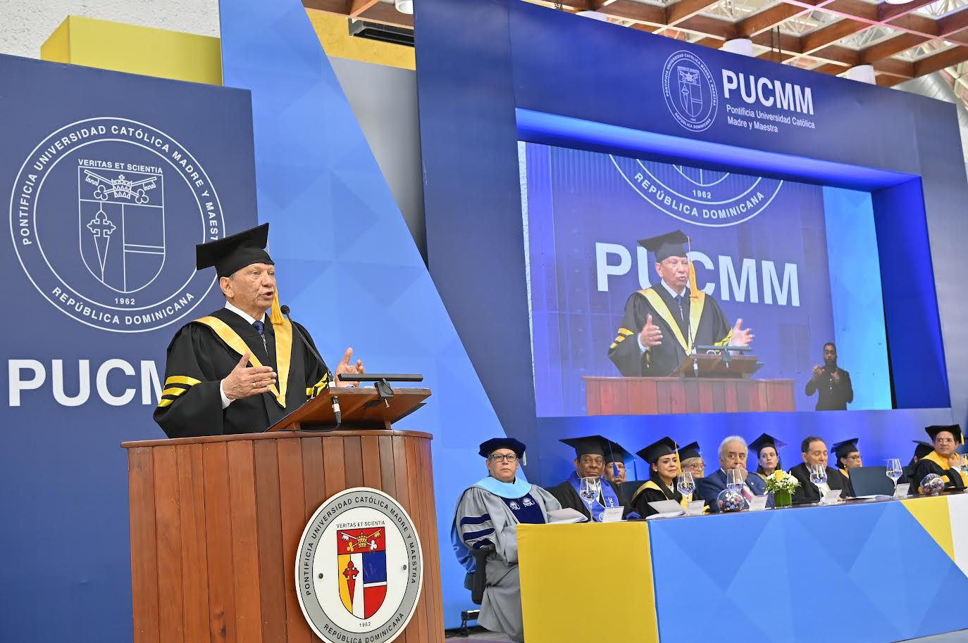 Doctor Leonardo Aguilera exhorta a 1,149 graduados de la PUCMM a ser visionarios y valorar la ética