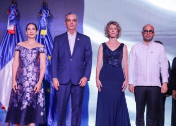 Abinader participa en la celebración del Día Nacional de Francia y reafirma la cooperación bilateral