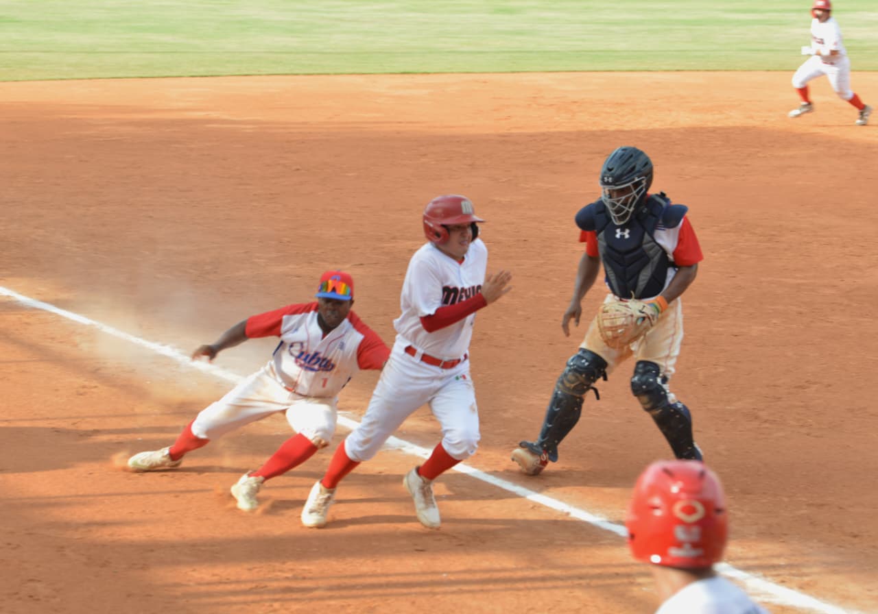 México debuta con victoria por nocaut en el softbol masculino