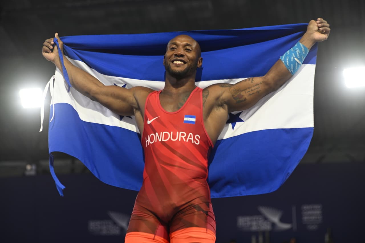 Kevin Mejía conquista el oro en los 97 kg de lucha grecorromana