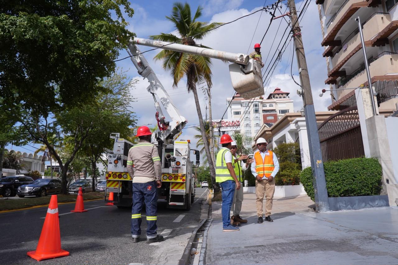 Indotel inicia retiro de 300 kilómetros de cables aéreos en desuso del Distrito Nacional