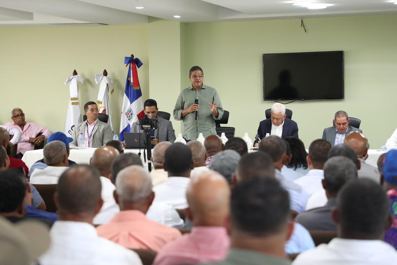INTRANT y Fenatrado evalúan medidas para mejorar tránsito de vehículos pesados