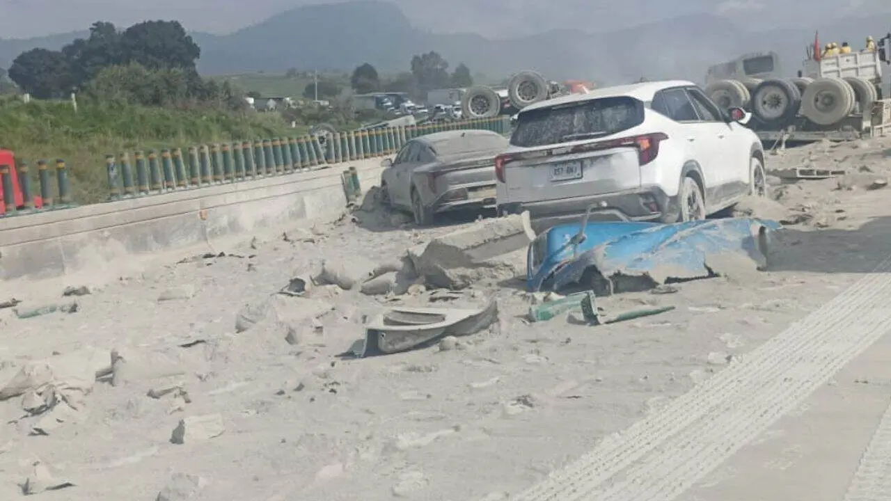 Volcadura de tráiler en México-Puebla deja dos muertos y tres heridos