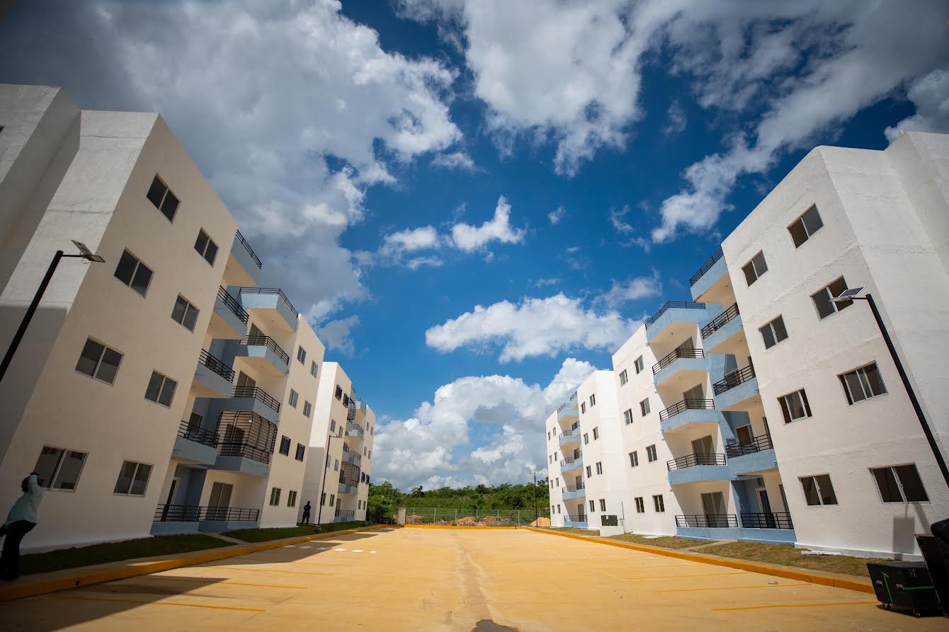 Abinader entrega 224 apartamentos de Laderas del Este en San Antonio de Guerra